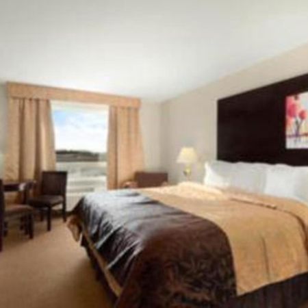 Super 8 By Wyndham Innisfail Экстерьер фото