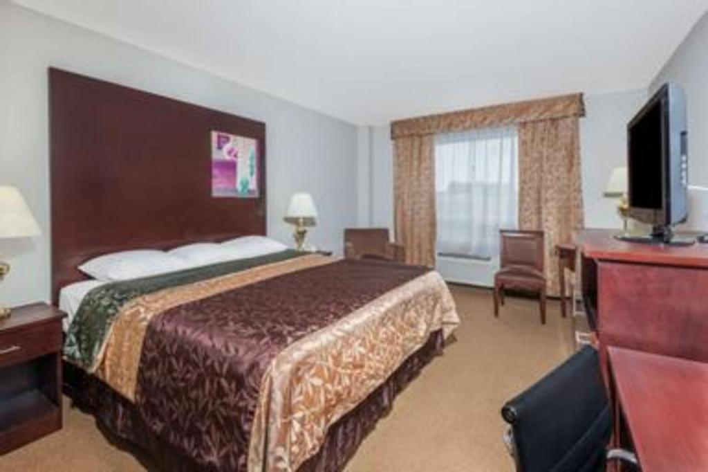 Super 8 By Wyndham Innisfail Экстерьер фото