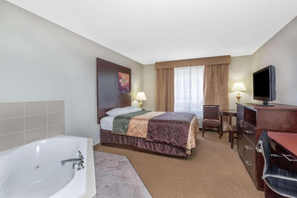 Super 8 By Wyndham Innisfail Экстерьер фото