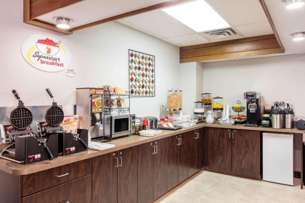 Super 8 By Wyndham Innisfail Экстерьер фото